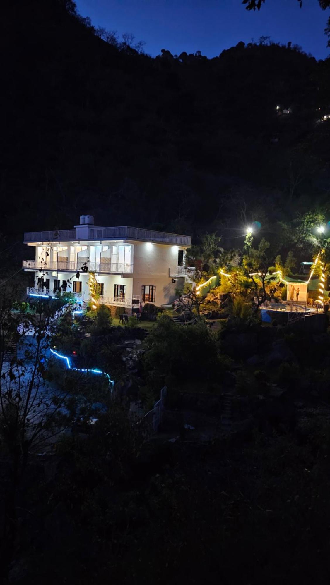 On The Rocks Hotel Kasauli Exterior photo