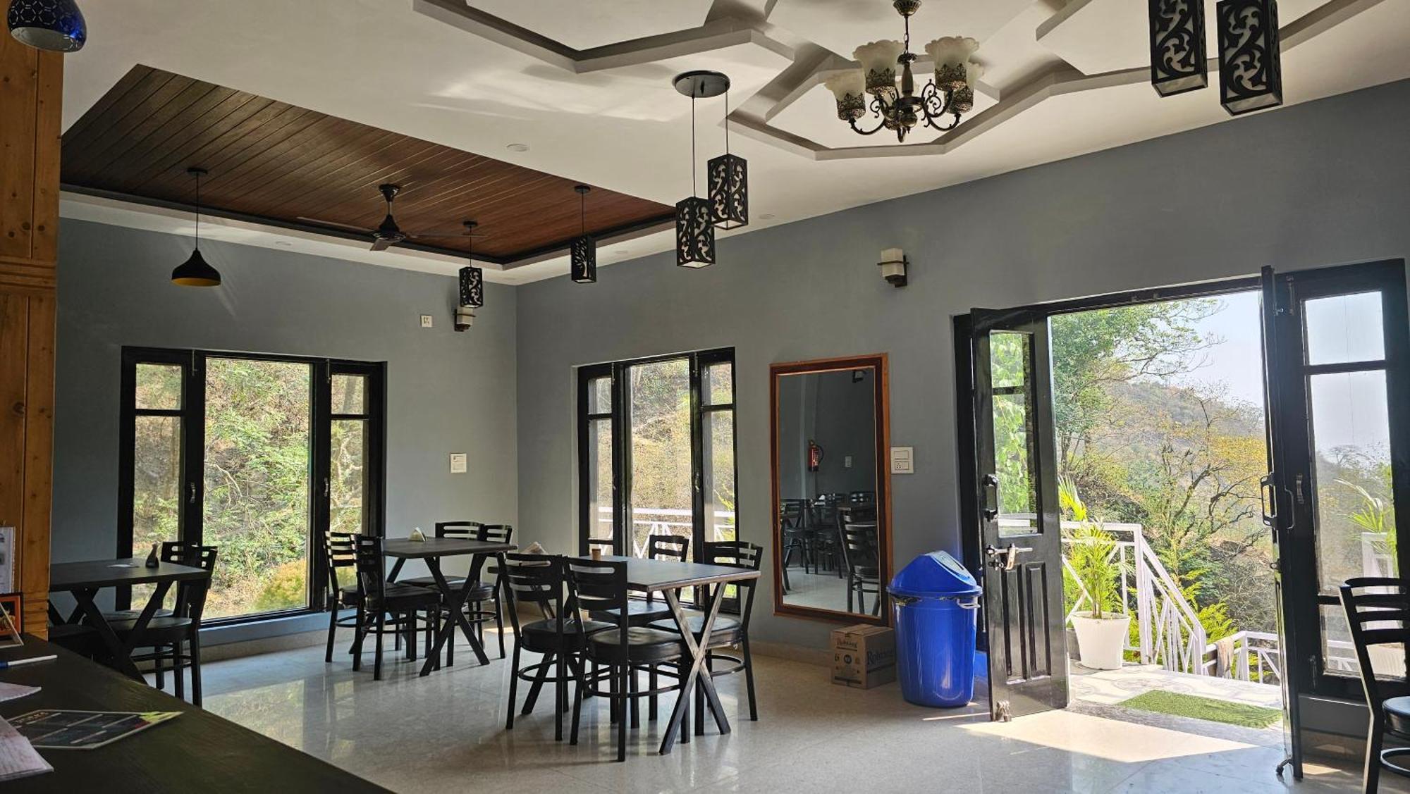 On The Rocks Hotel Kasauli Exterior photo