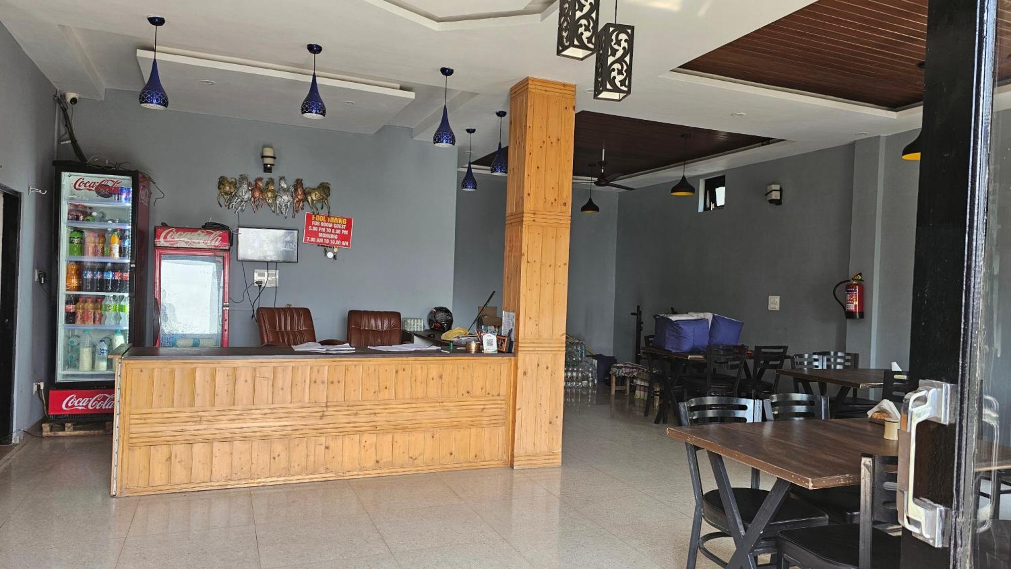 On The Rocks Hotel Kasauli Exterior photo